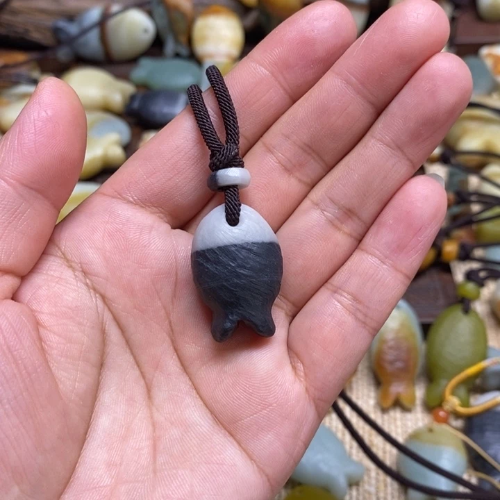 ，***，蛇纹石玉未镶嵌颈饰