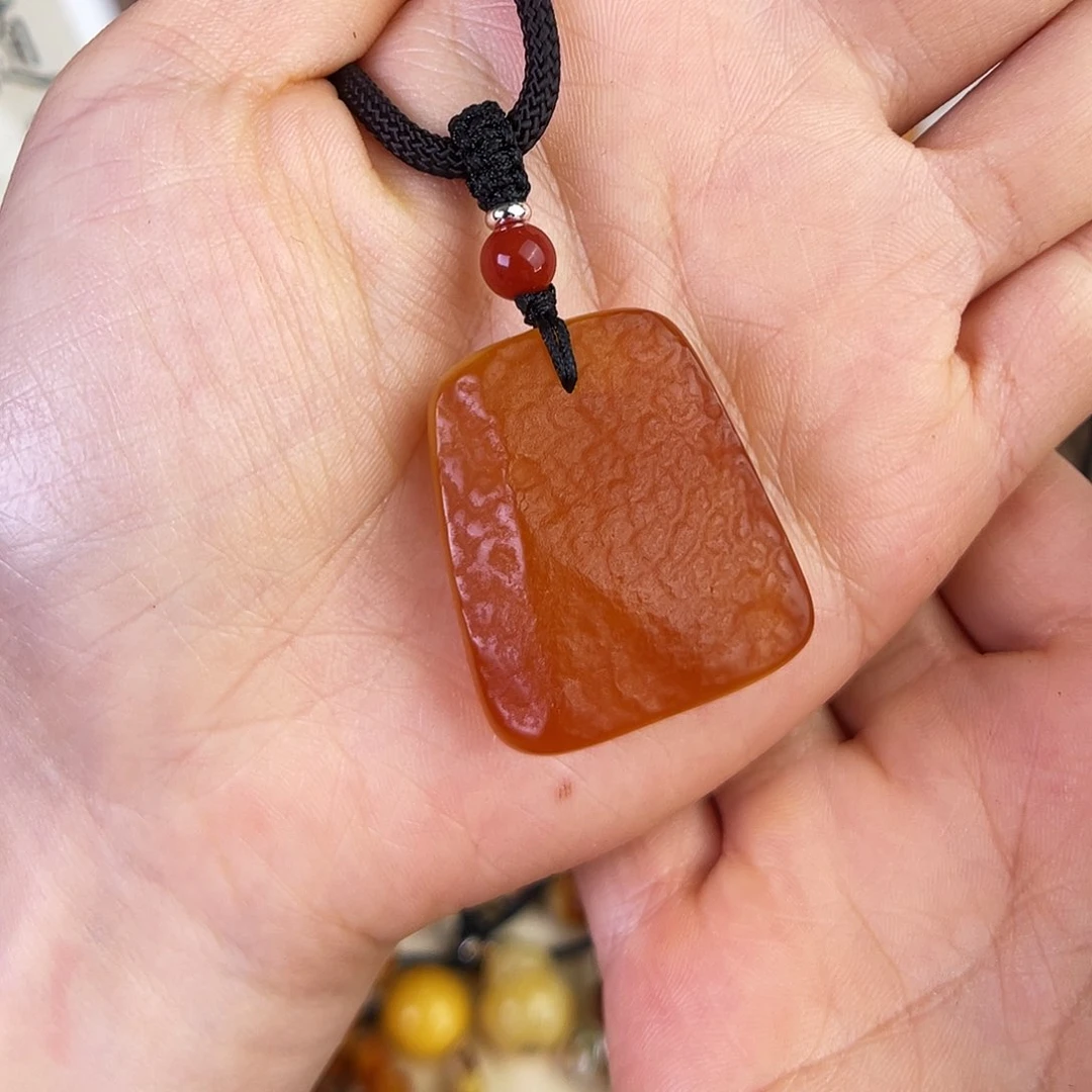 琥珀珠宝奇石未镶嵌。