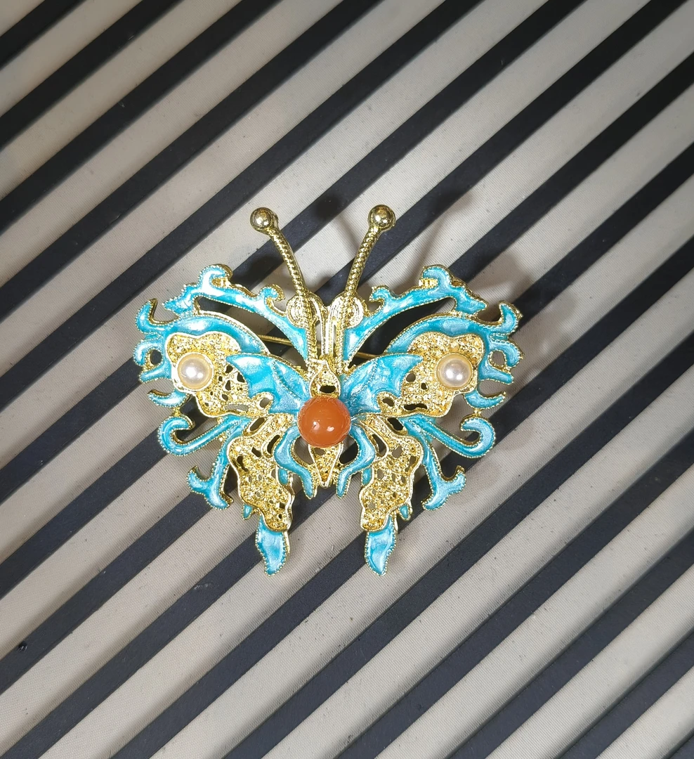 小娟珠宝   南红蝴蝶胸针  02