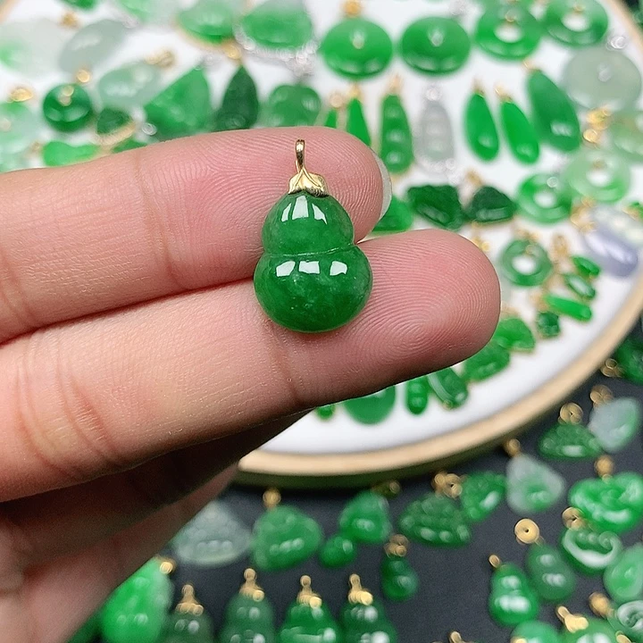 香***雪翡翠18K金镶嵌颈饰满绿葫芦