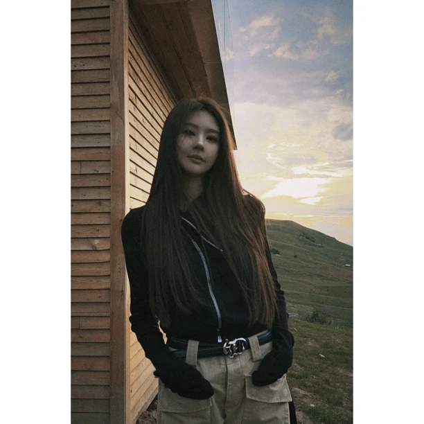 195-NO退NO换【黑金报刊】高领RO女士不规则拉链卫衣