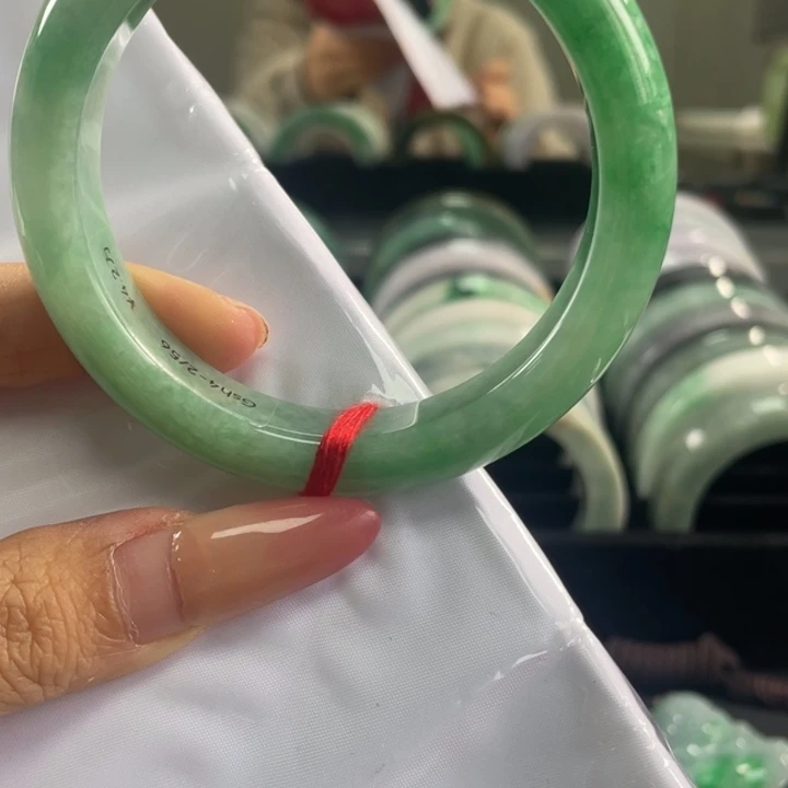 定制翡翠未镶嵌手镯