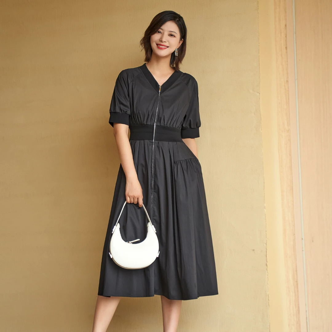 歌蒂诗2023夏季专柜新款时尚大气拉链装饰V领黑色连衣裙8D14L3659