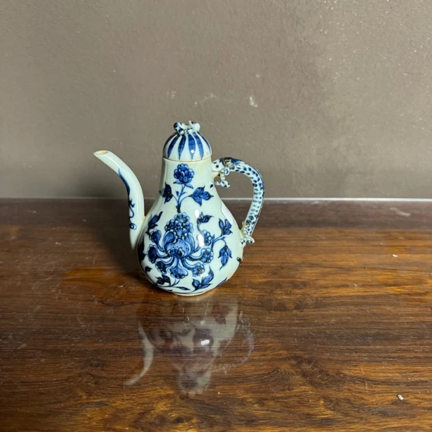 青花花卉壶