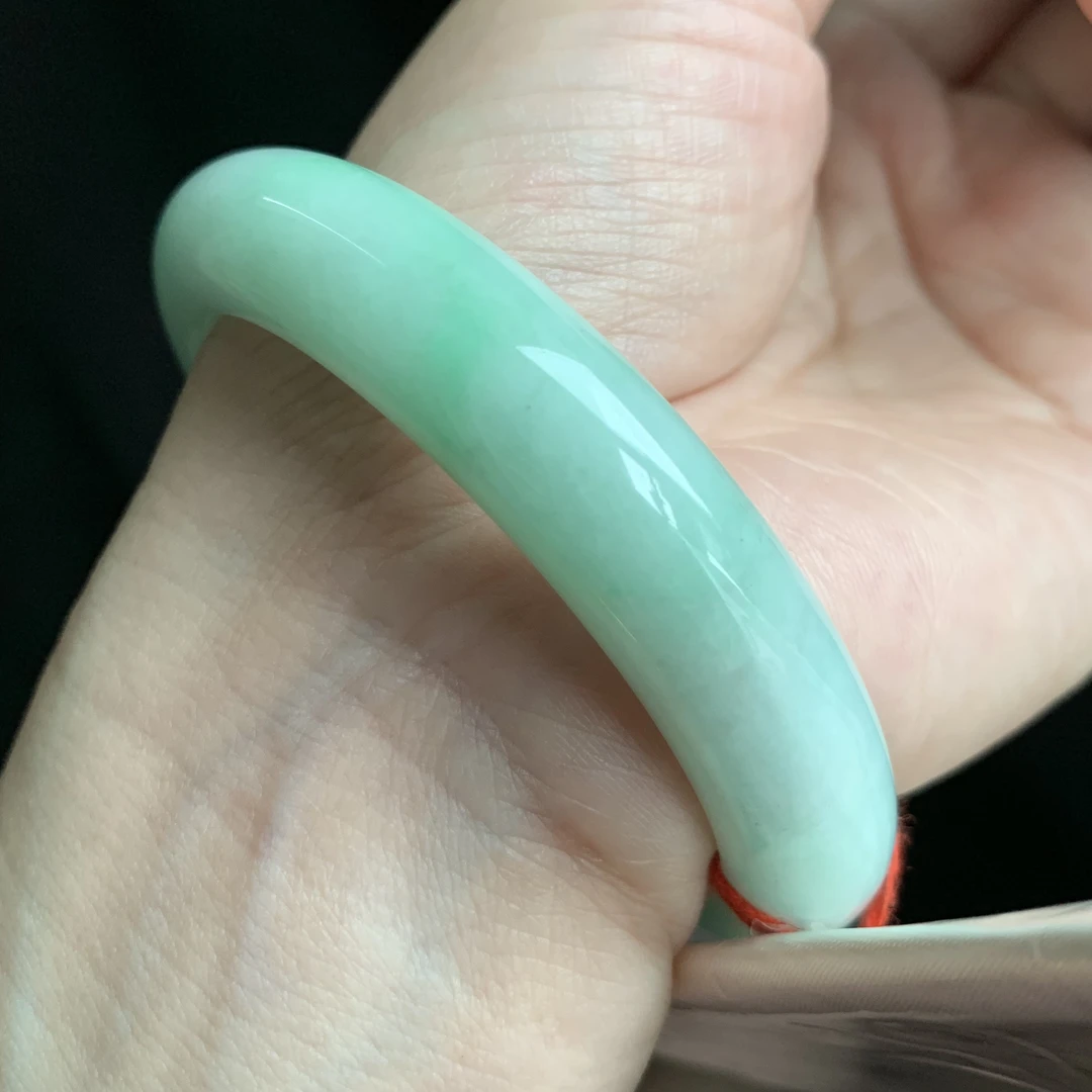 56圈飘绿翡翠手镯6181有纹56.6-12.2-8.9水润细腻果绿色翡翠手镯