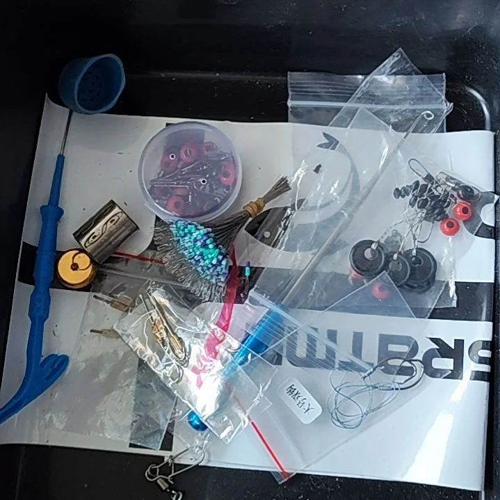 黑色盒子里配件随机混搭一堆