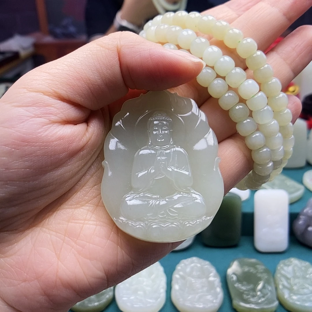 姗***妮和田玉未镶嵌颈饰