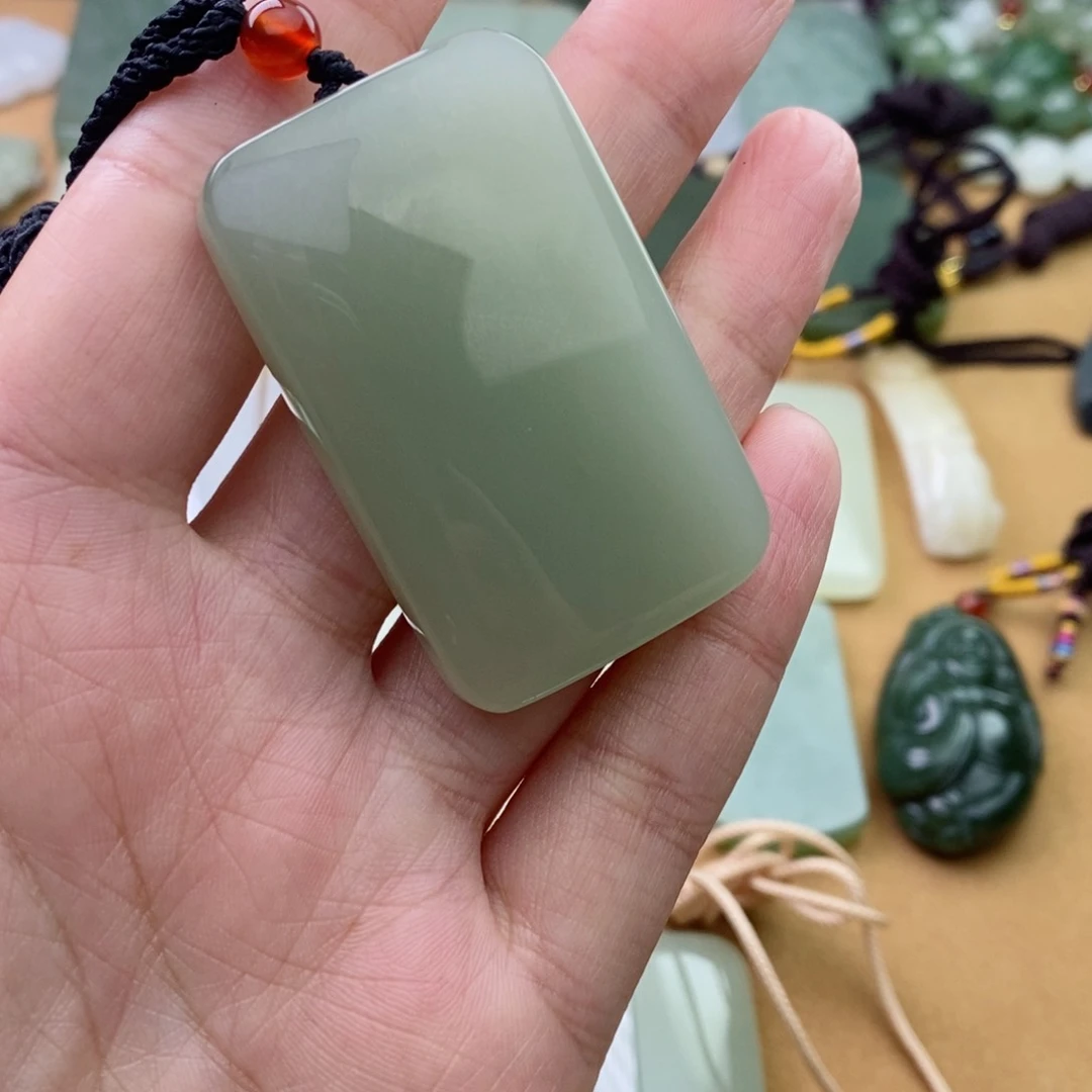 和田玉颈饰未镶嵌看*微瑕包容有结构晶体