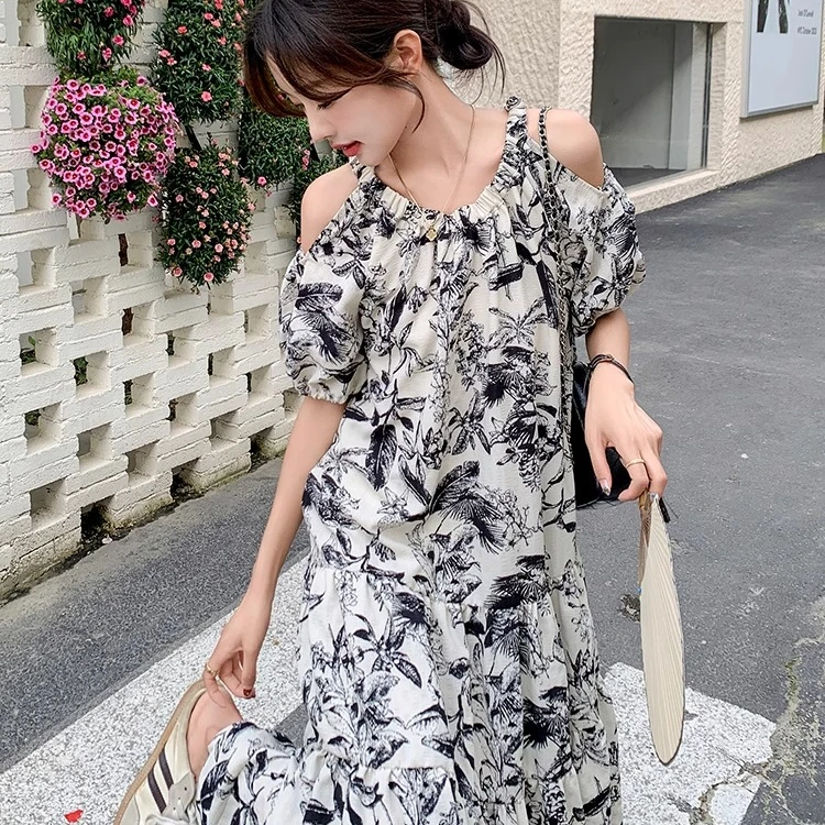 法式复古印花露肩连衣裙女2025夏新款小心机别致显瘦大裙摆裙长裙