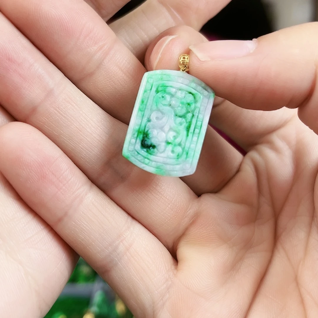 翡翠颈饰18K金镶嵌吊坠多样性