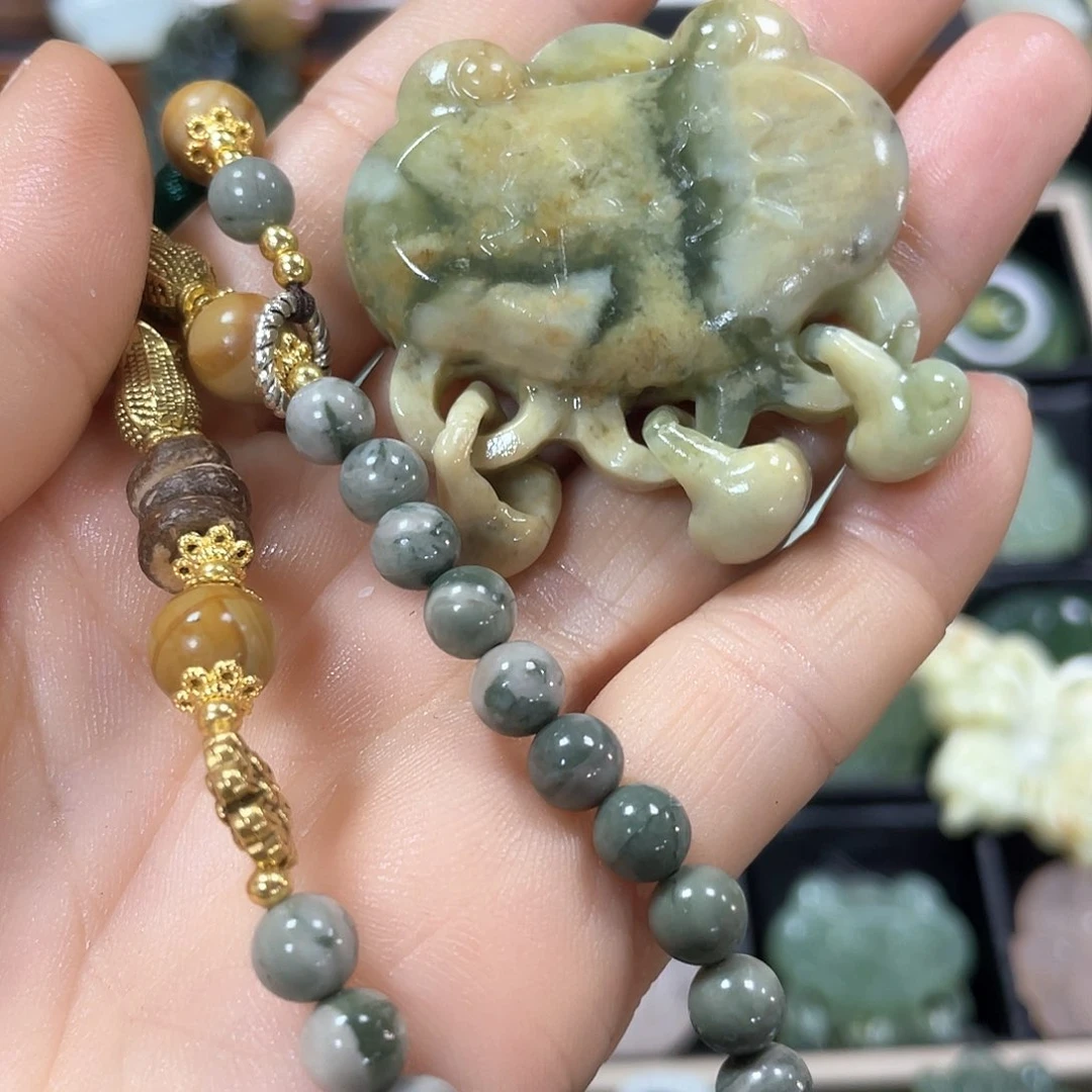 蛇纹石玉颈饰未镶嵌