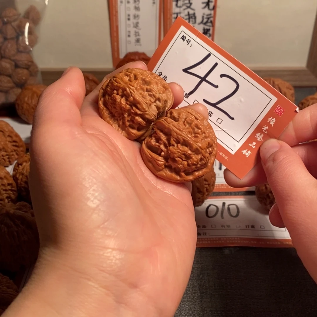 文玩核桃吊坠40白狮子42