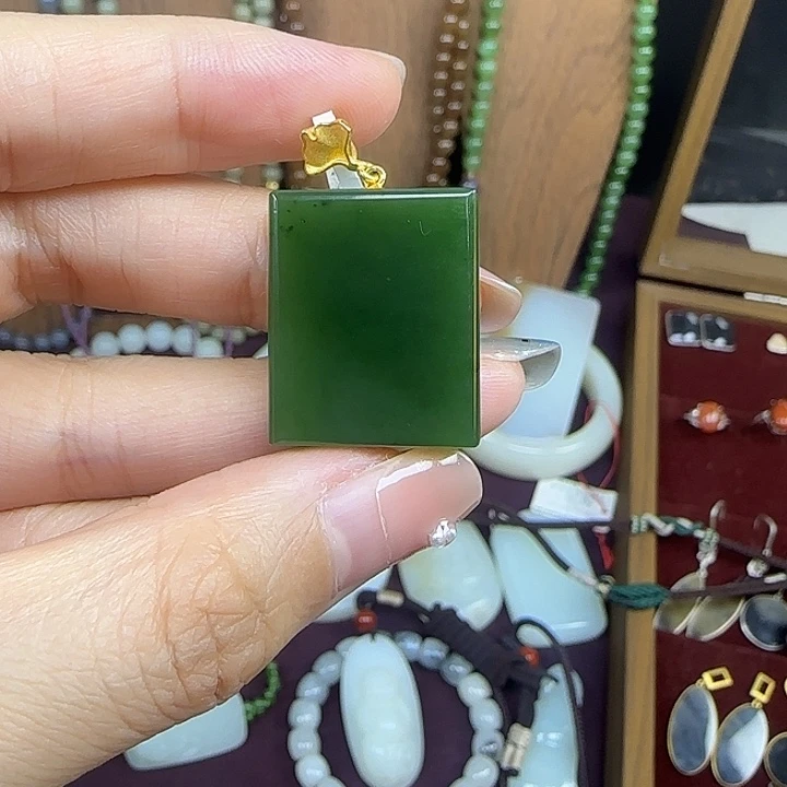 颈饰18K金镶嵌和田玉