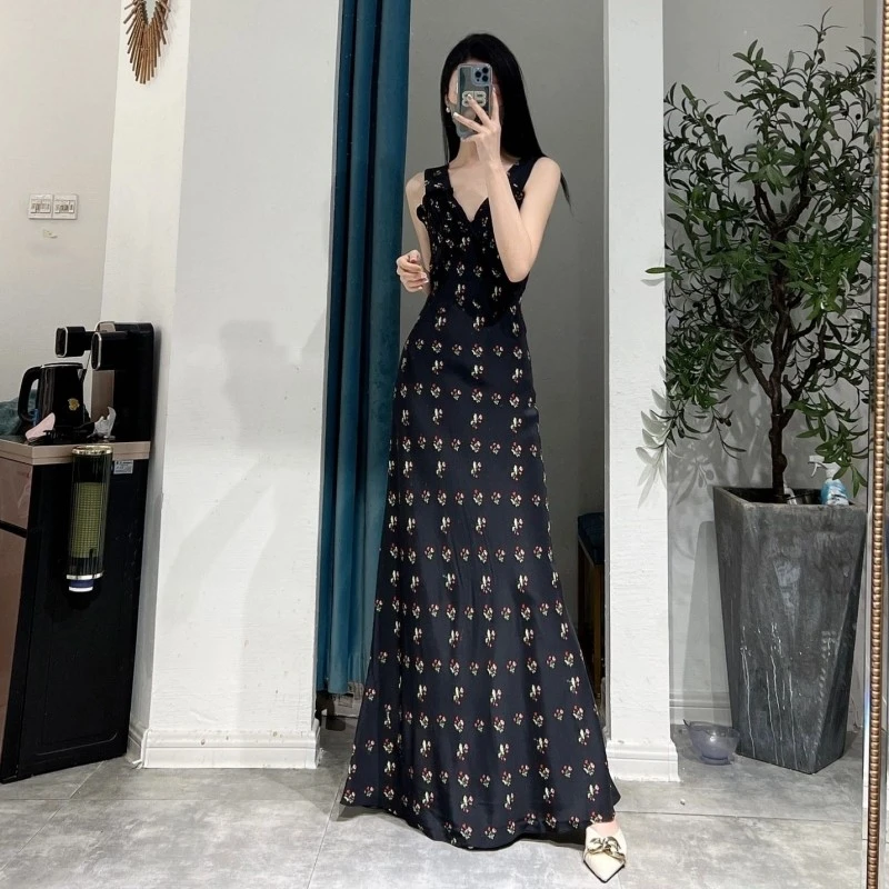 海边度假风长裙茶歇法式气质沙滩裙黑色v领碎花吊带连衣裙子女夏