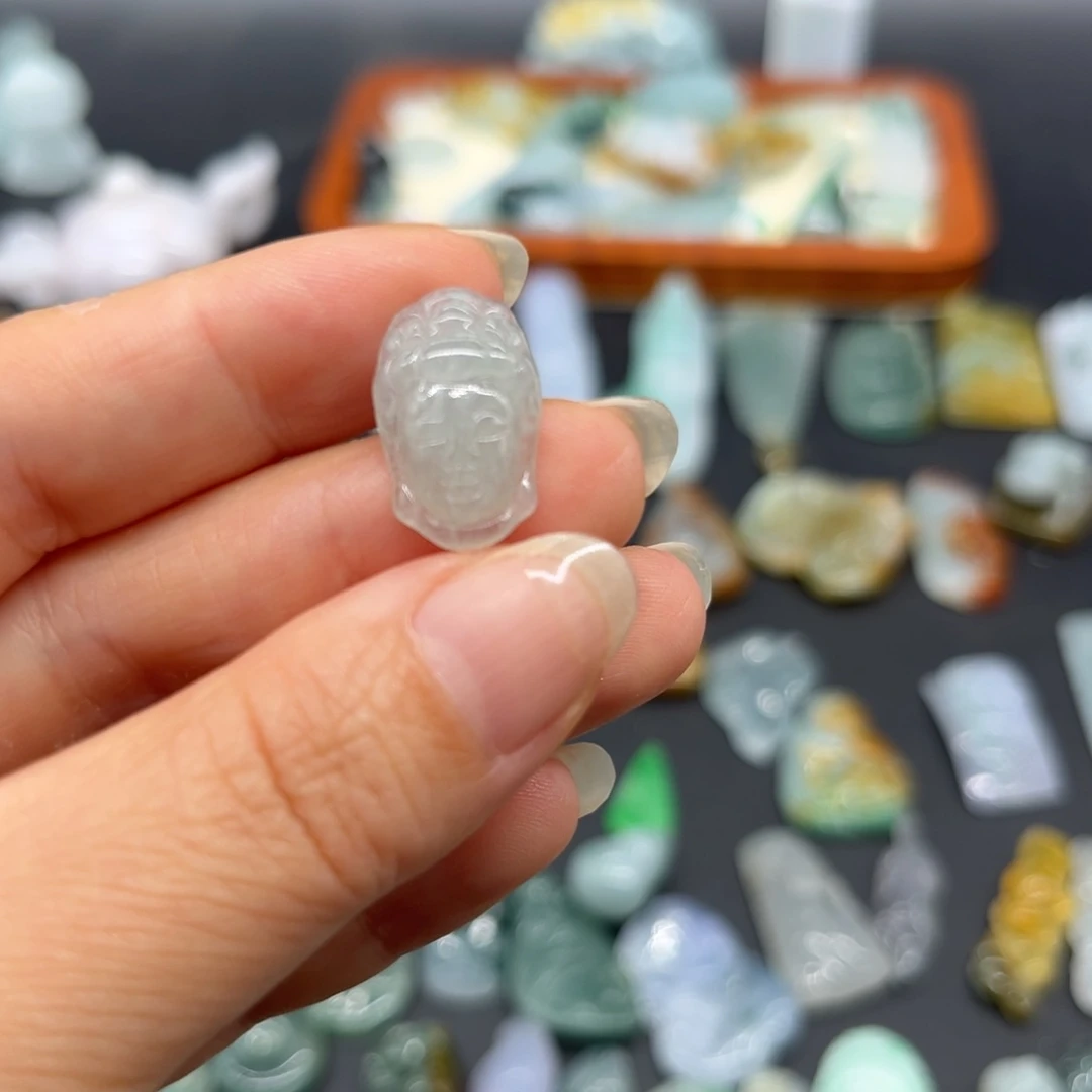 翡翠未镶嵌颈饰观音