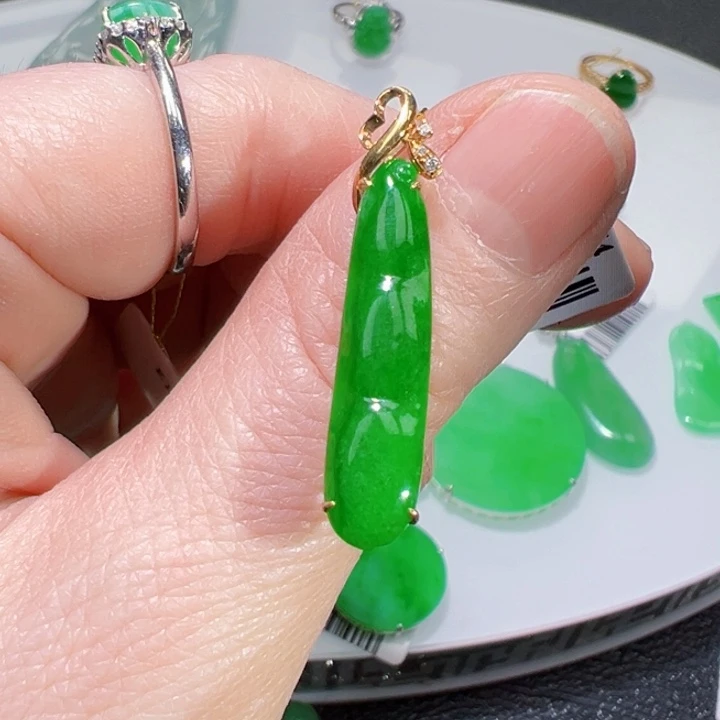 颈饰18K金镶嵌翡翠