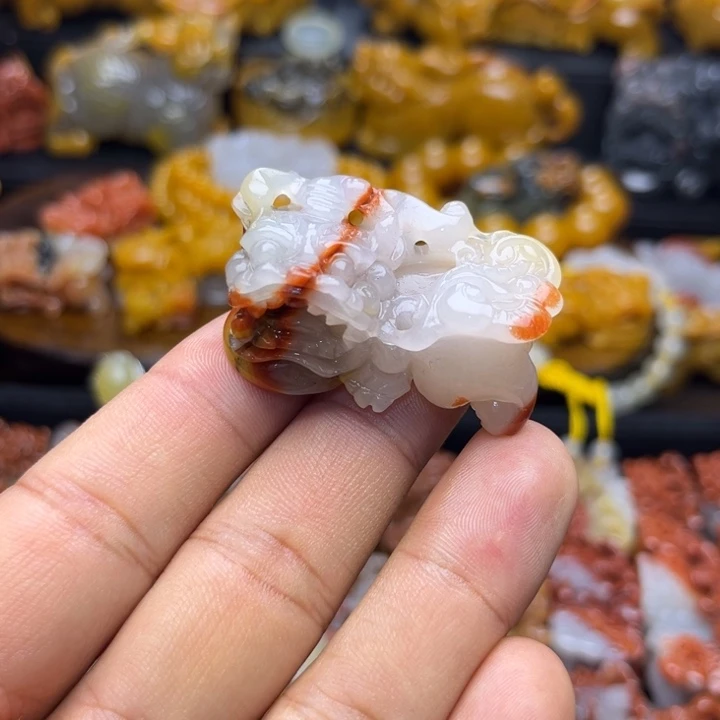 石英质玉（黄龙玉）未镶嵌颈饰