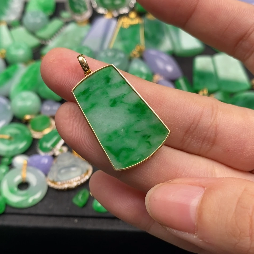 小****翡翠18K金镶嵌颈饰翡翠