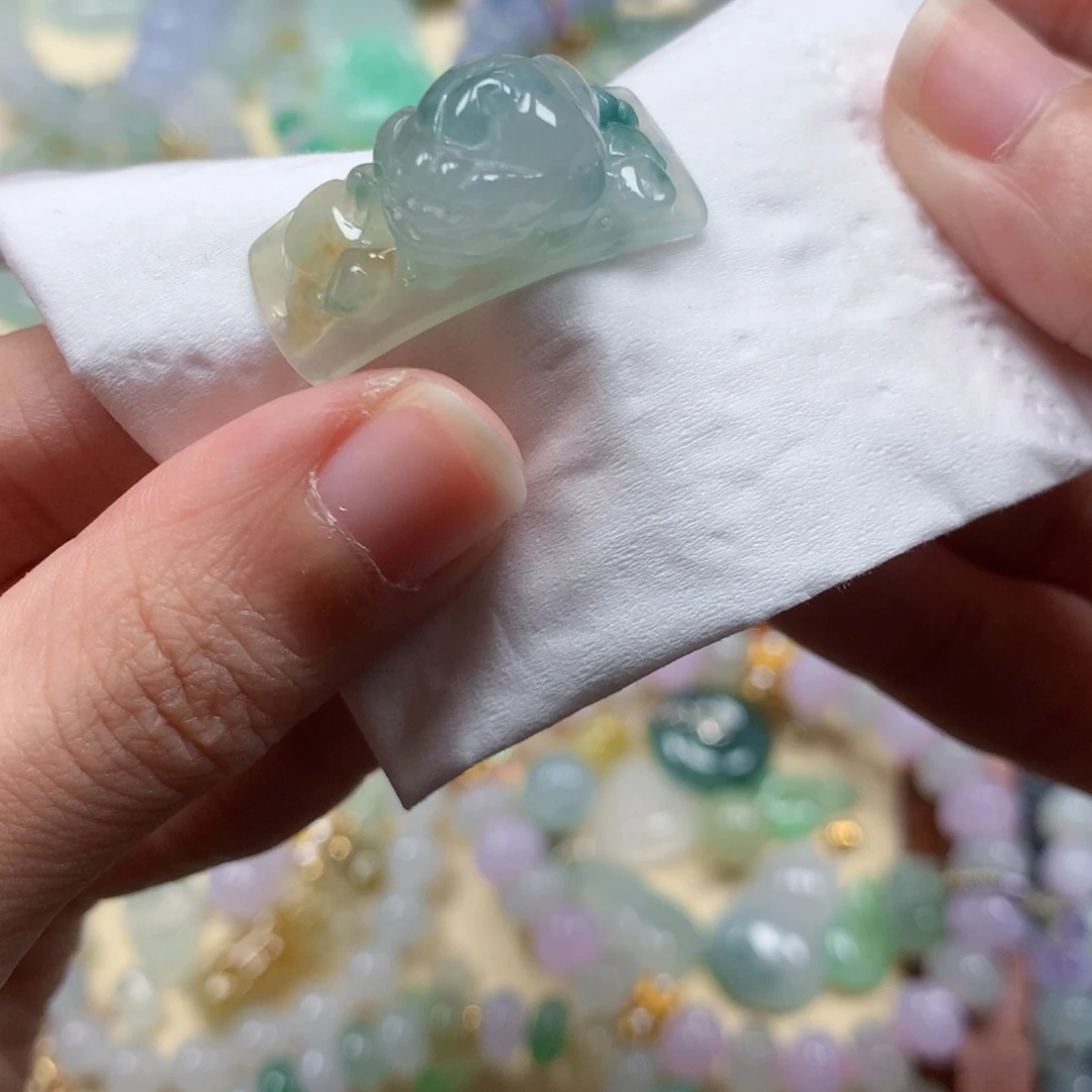 翡翠未镶嵌颈饰闪