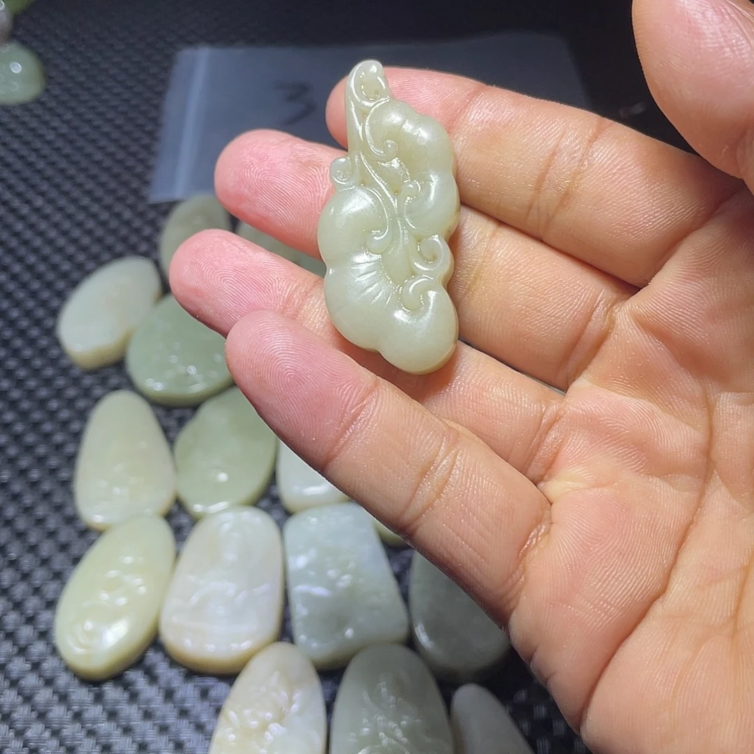沐***兮和田玉未镶嵌颈饰