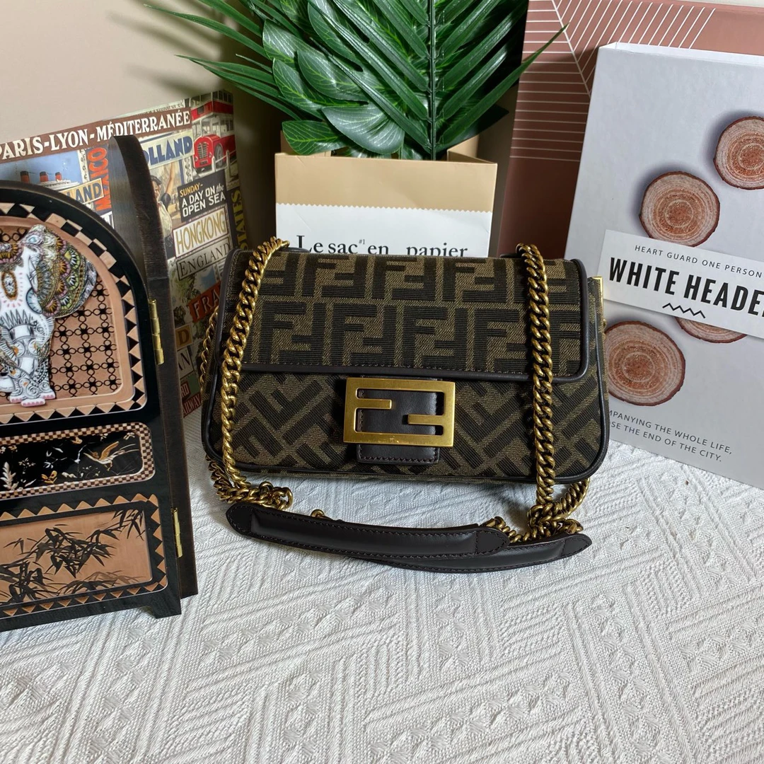 99新 FENDI/芬迪 Baguette老花法棍链条包 中号