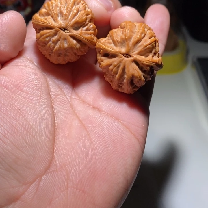 唔文玩核桃野生鸡心核桃