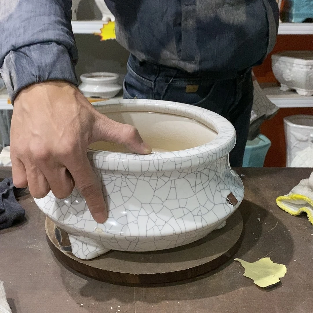 瑕疵花盆里装满鲜花