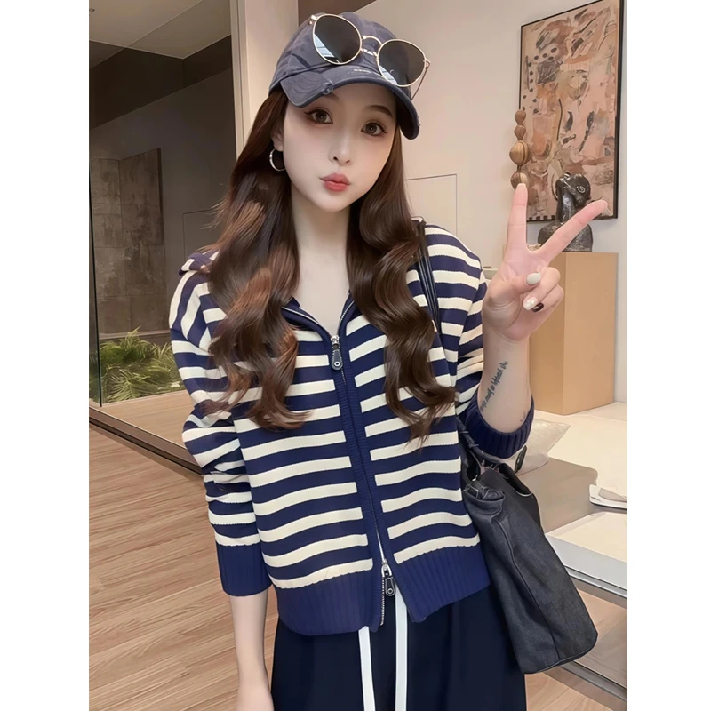 【现货】秋季时尚气质减龄宽松慵懒风连帽条纹针织衫开衫外套