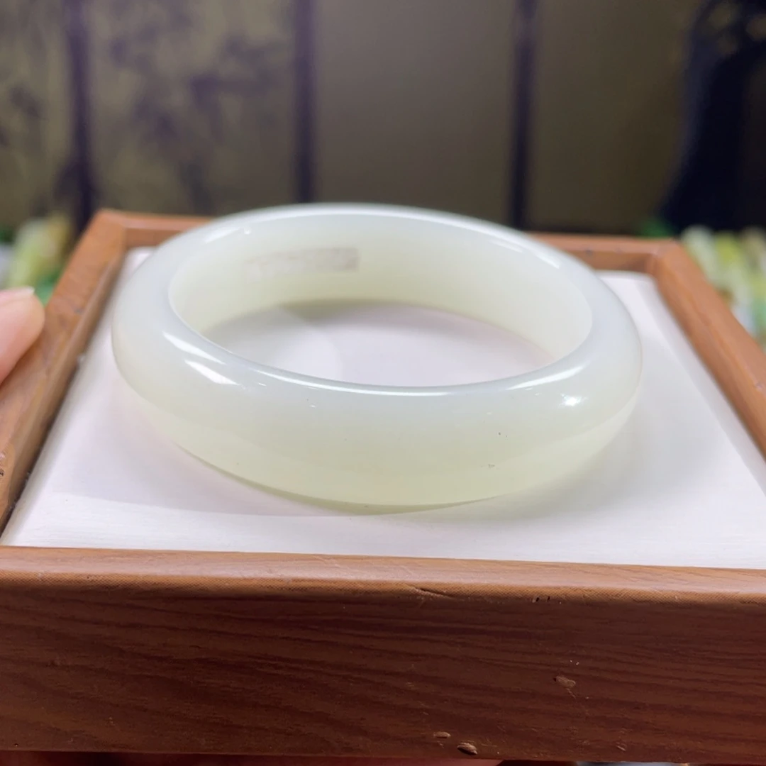 和田玉未镶嵌手镯52圈