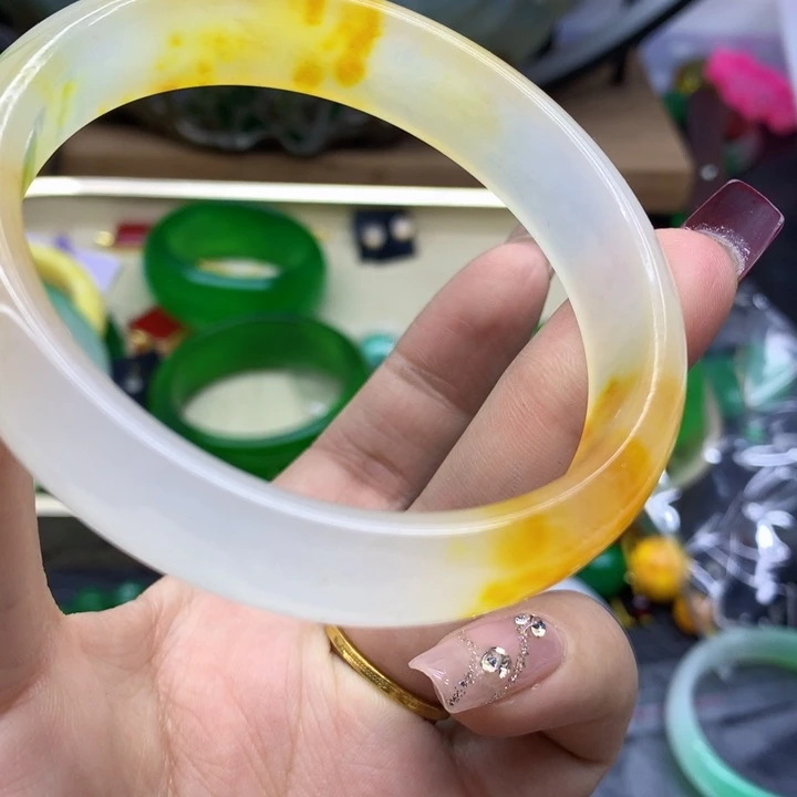 翡翠颈饰未镶嵌手镯