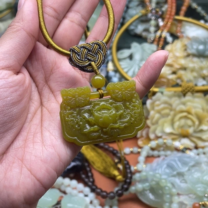 蛇纹石玉吊坠合金