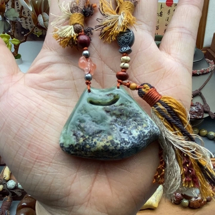 未镶嵌岫岩河磨玉（透闪石质玉）挂件