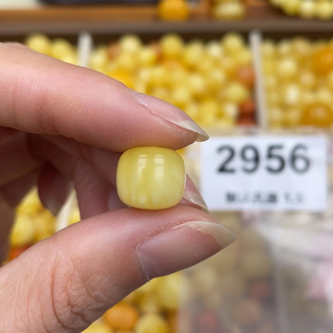 未镶嵌琥珀珠宝奇石12.4