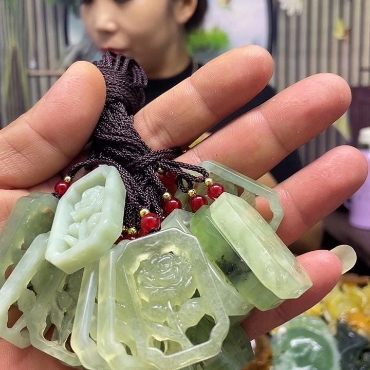 未镶嵌蛇纹石玉颈饰