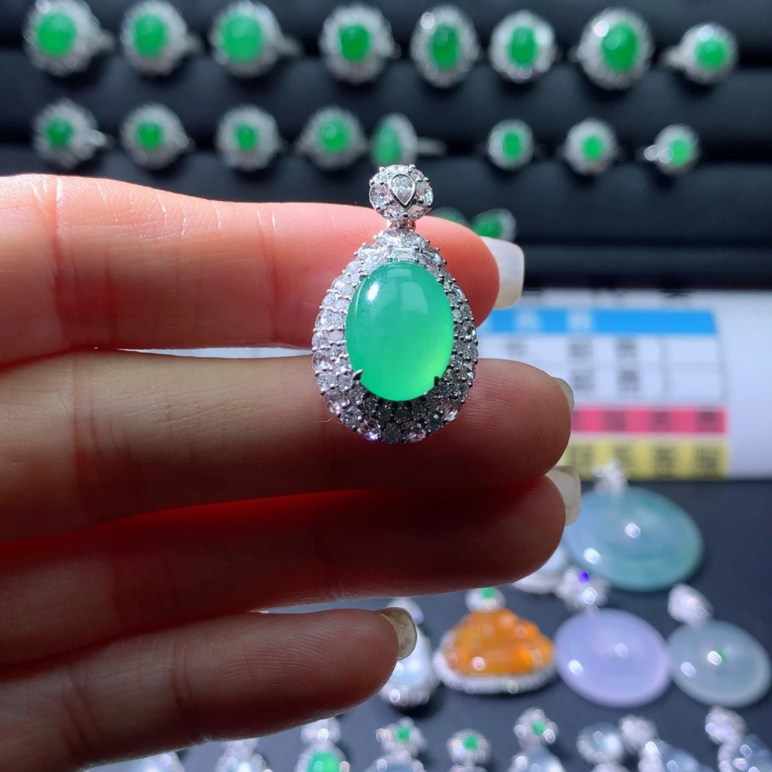 颈饰18K金镶嵌翡翠伴钻