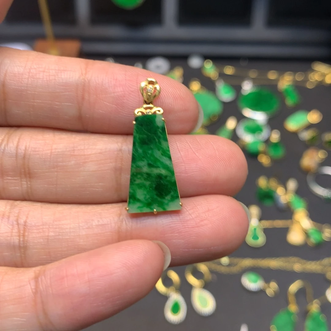 翡翠18K金镶嵌颈饰有纹