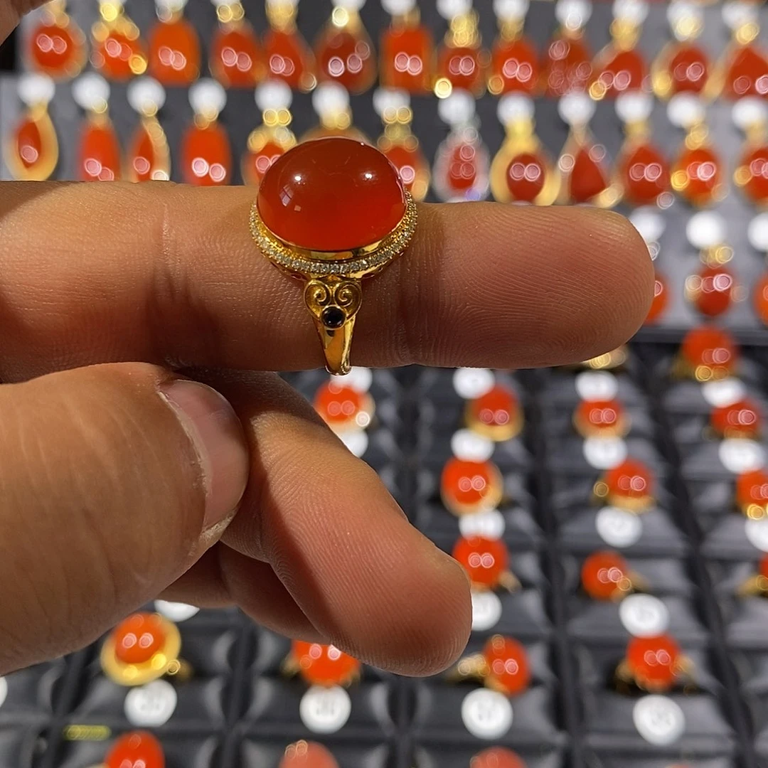 18K金镶嵌南红玛瑙戒指