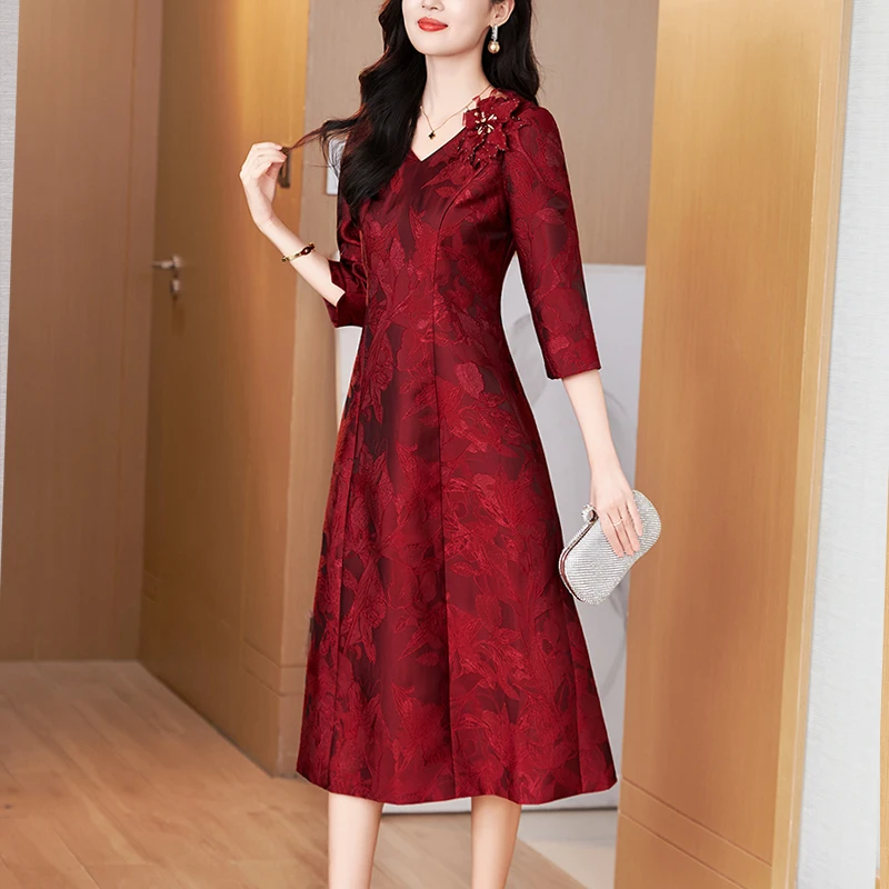 酒红色连衣裙女2025春秋新款高端轻奢气质喜妈妈婚宴装礼服A字裙