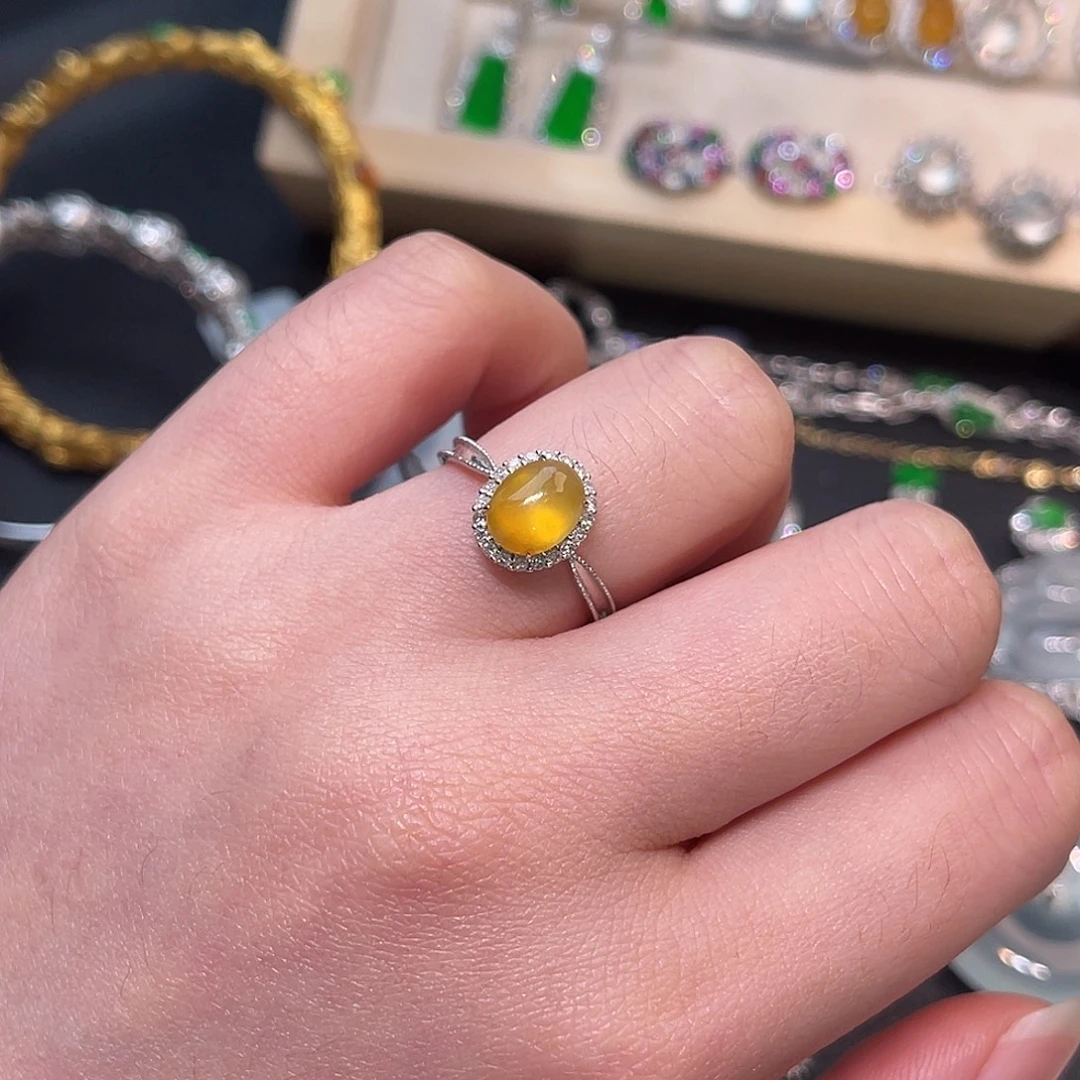 翡翠18K金镶嵌戒指蛋面