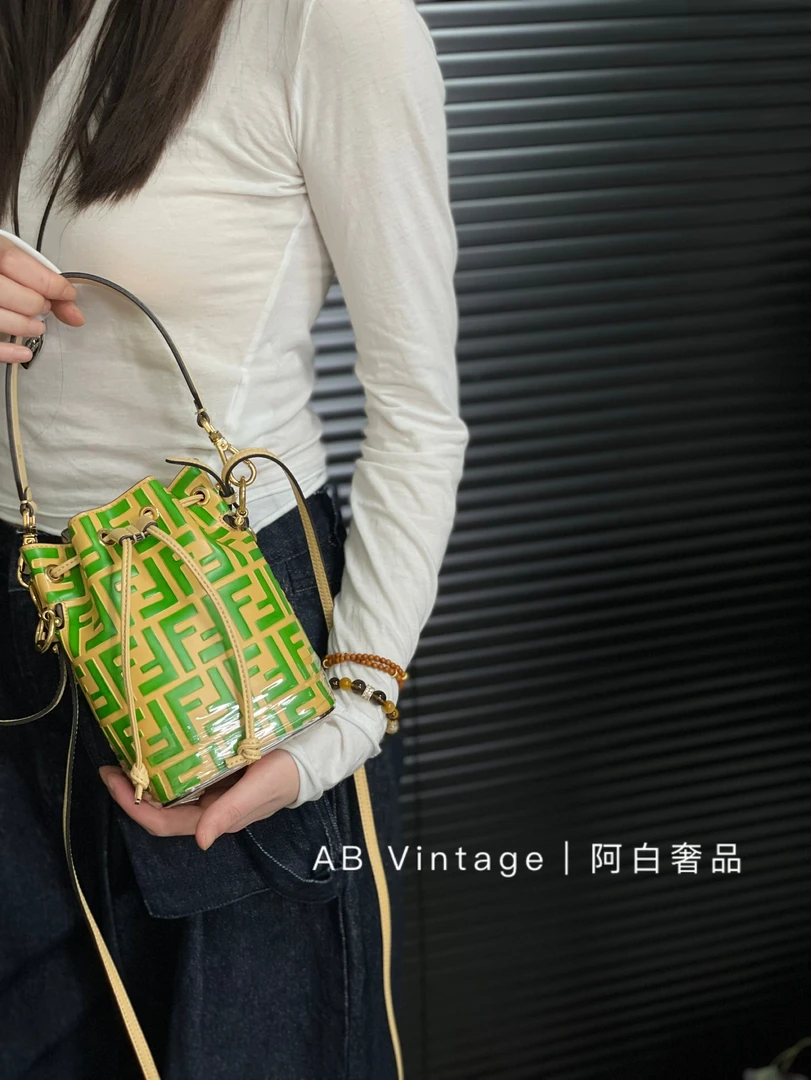 95新 FENDI/芬迪 阿白奢品/芬迪 压纹水桶包