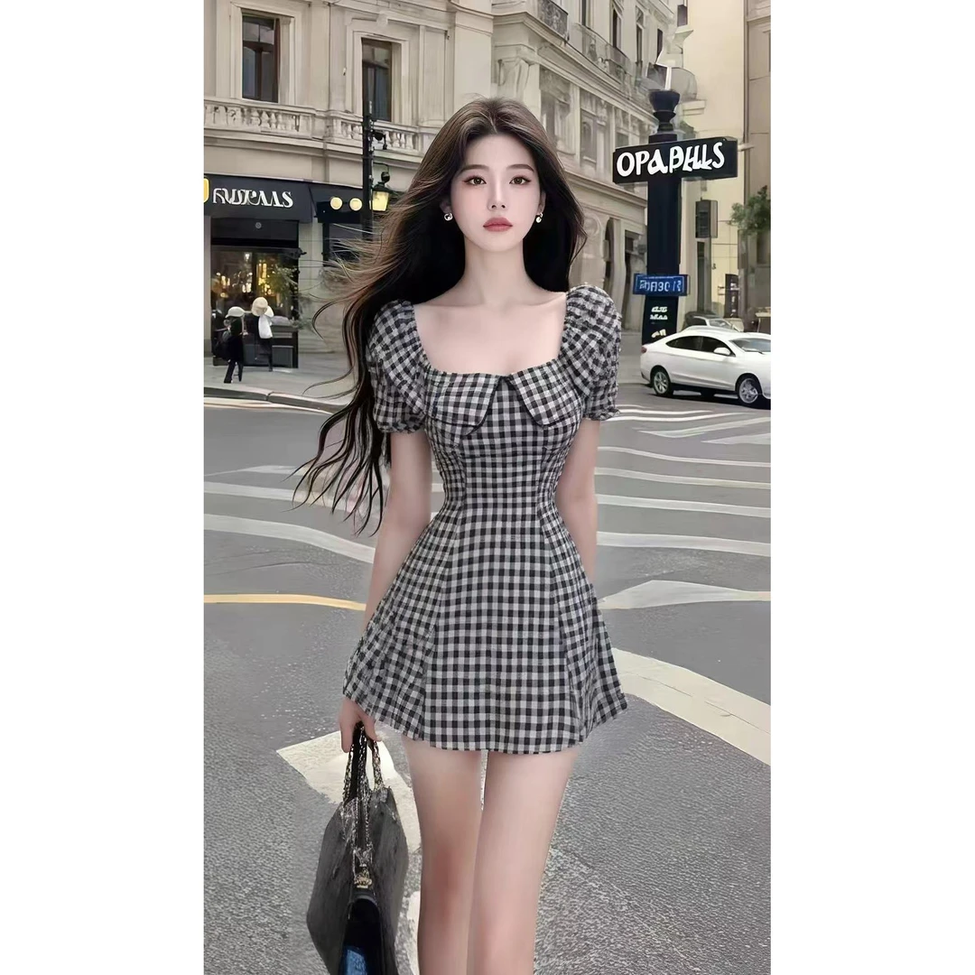 新款法式温柔知性风黑色方领修身短袖收腰格子连衣裙氛围感女装