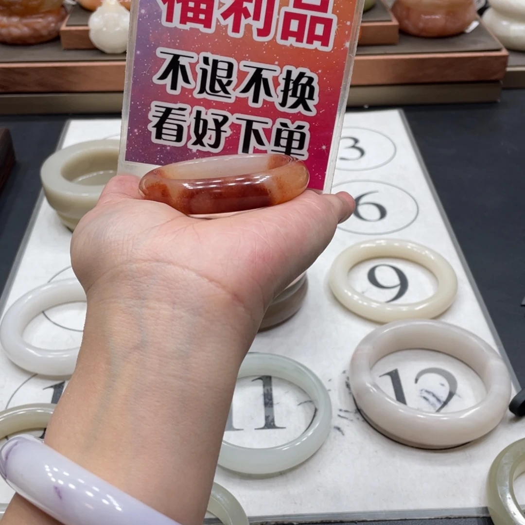 筱***.石英质玉未镶嵌手镯