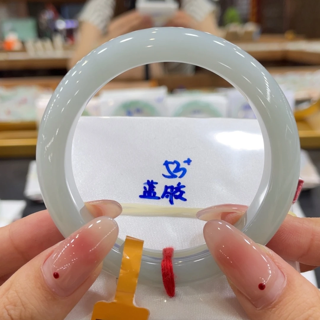 翡翠手镯未镶嵌翡翠
