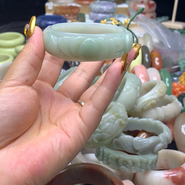 石英质玉手镯未镶嵌小*涂