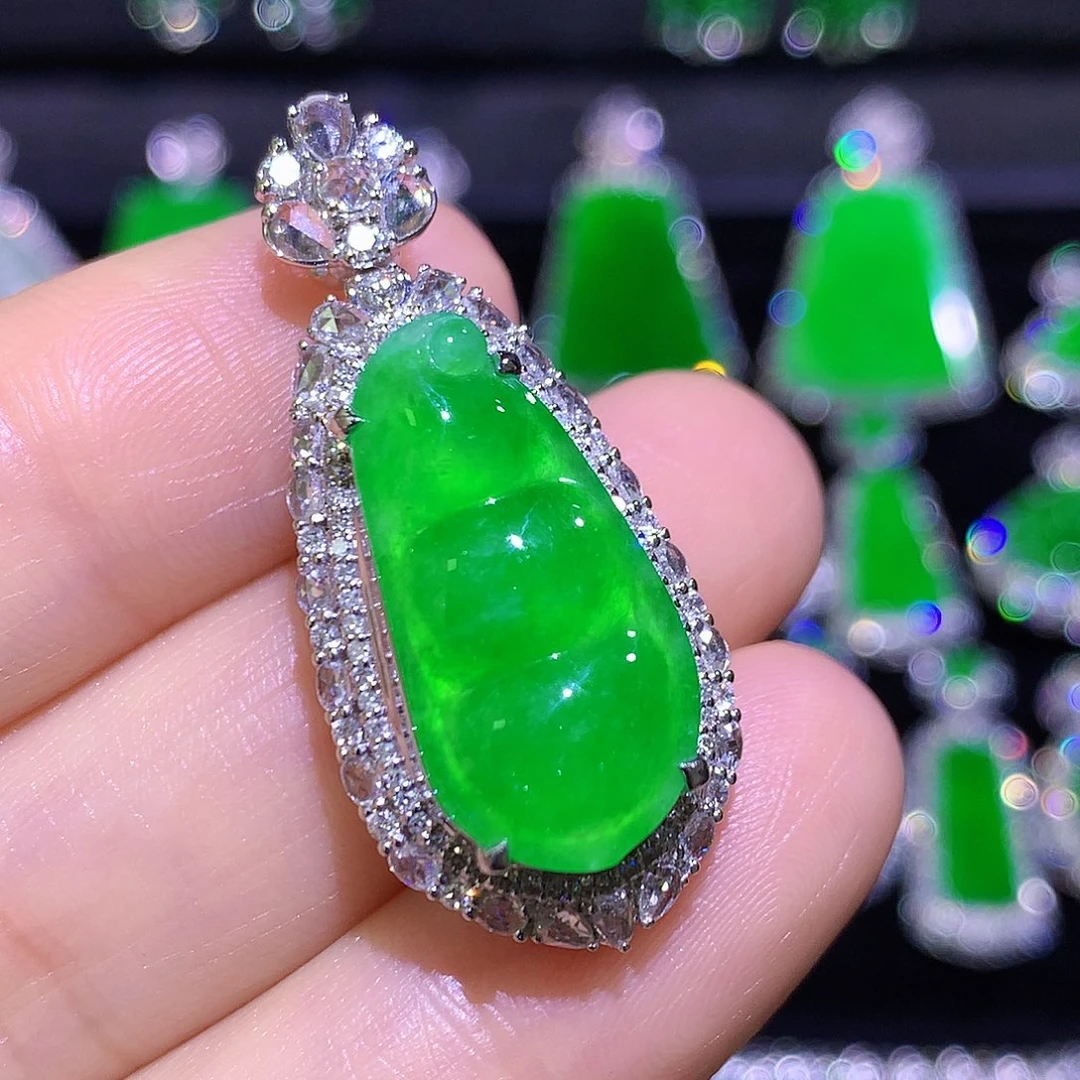 翡翠18K金镶嵌颈饰高冰满绿阳绿福豆