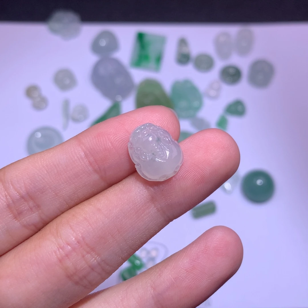 翡翠未镶嵌颈饰貔貅