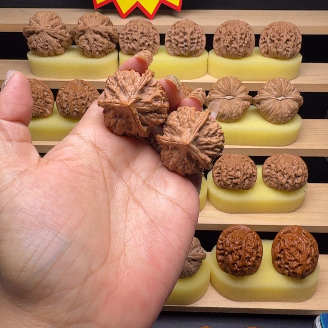 文玩核桃吊坠38尺红马蹄三楞