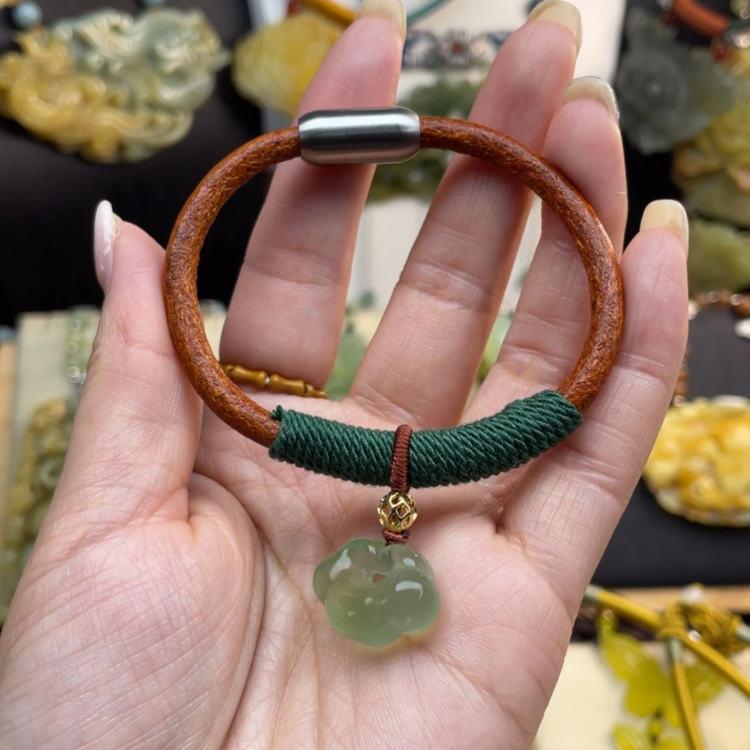 蛇纹石玉颈饰未镶嵌