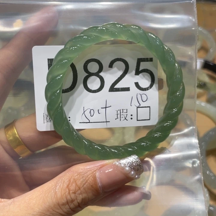 未镶嵌蛇纹石玉手镯一***糖