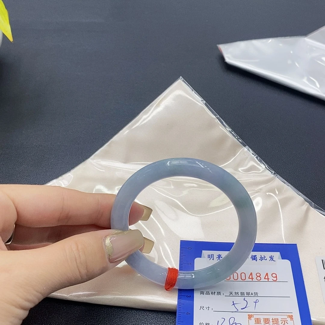 翡翠手镯未镶嵌翡翠手镯